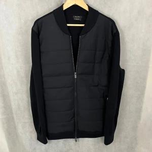 Massimodutti cardigan - Riktigt soft dutti caridgan i storlek XL sitter mer som en L. Modellen är 185. Riktigt fint skick.