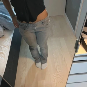 Ljusgrå bootcut jeans - Grå ltb jeans valerie som är slutsålda i de flesta strl. Hög efterfrågan och därför även svåra o få tag på. Köpte mina på zalando och de är i strl 28x32. Säljer då de inte kommer till användning och de är använda 2/3 gånger. Kom privat för fler bilder eller frågor!!❤️❤️
