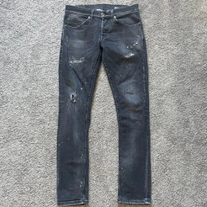 Dondup george 30 - Säljer nu dessa riktigt feta dondups me slitningar i storlek 30. Skicket är mycket bra! Skriv vid fler frågor eller bilder