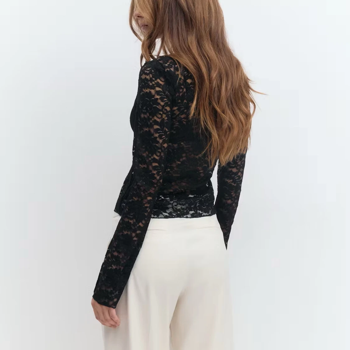 Svart spetsblus med v-ringning - 1