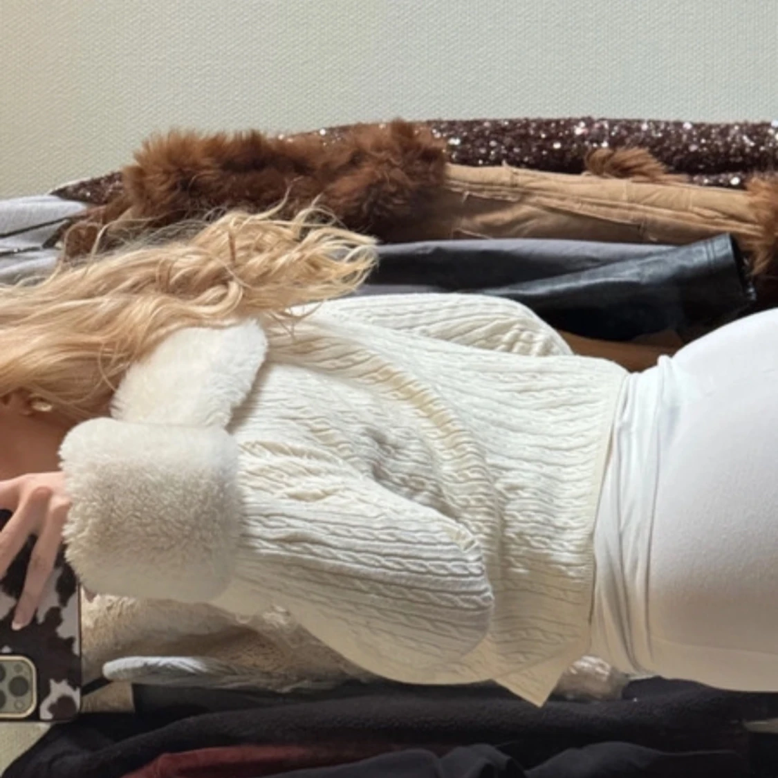 Vit stickad kofta med fuskpälsdetaljer - 1