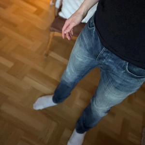 Blå jeans från Neuw - Säljer ett par klassiska blå jeans från Neuw med normal passform och raka ben.