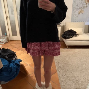 Rosa mönstrad volangkjol från MEET x TIGER - Supersöt rosa kortkjol med volanger och smock i midjan från MEET x TIGER. Kjolen har insydda shorts och är bara använd 1 gång💕 passar de flesta då den är Stretchig