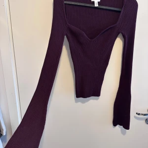 Vinröd ribbad långärmad topp med utsvängda armar - Storlek XS, köpt från H&M. Pris 70 kr 