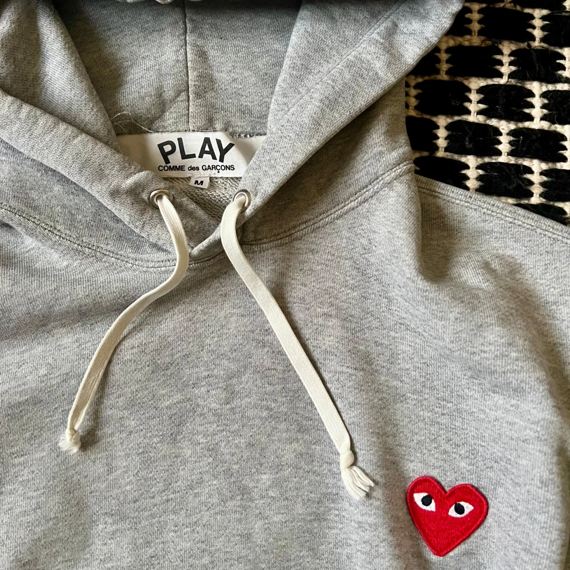 Grå hoodie från Comme des Garçons Play - 1