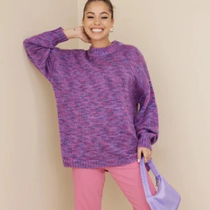 Lila stickad oversized tröja - Säljer en lila stickad tröja med oversized passform och rund halsringning. Tröjan har långa ärmar och en mjuk, grovstickad känsla. Perfekt för dig som gillar färg och vill ha en mysig look. Jag möter endast upp!❤️ storlek. Det är storlek M, men den passar även xxs och uppåt!