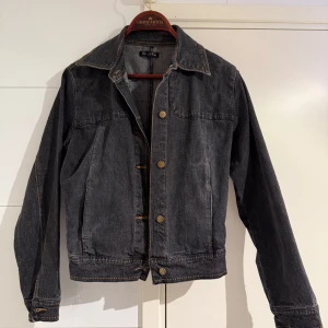 Jeansjacka  - Gråsvart jeansjacka från Clara Co