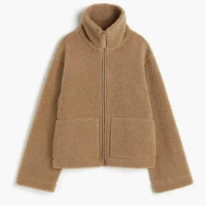 Beige teddyjacka - Jag säljer min fina beiga teddy jacka från H&M💛! Jättebra skick, och nästan slutsåld överallt. Har den i storlek M men passar även S!