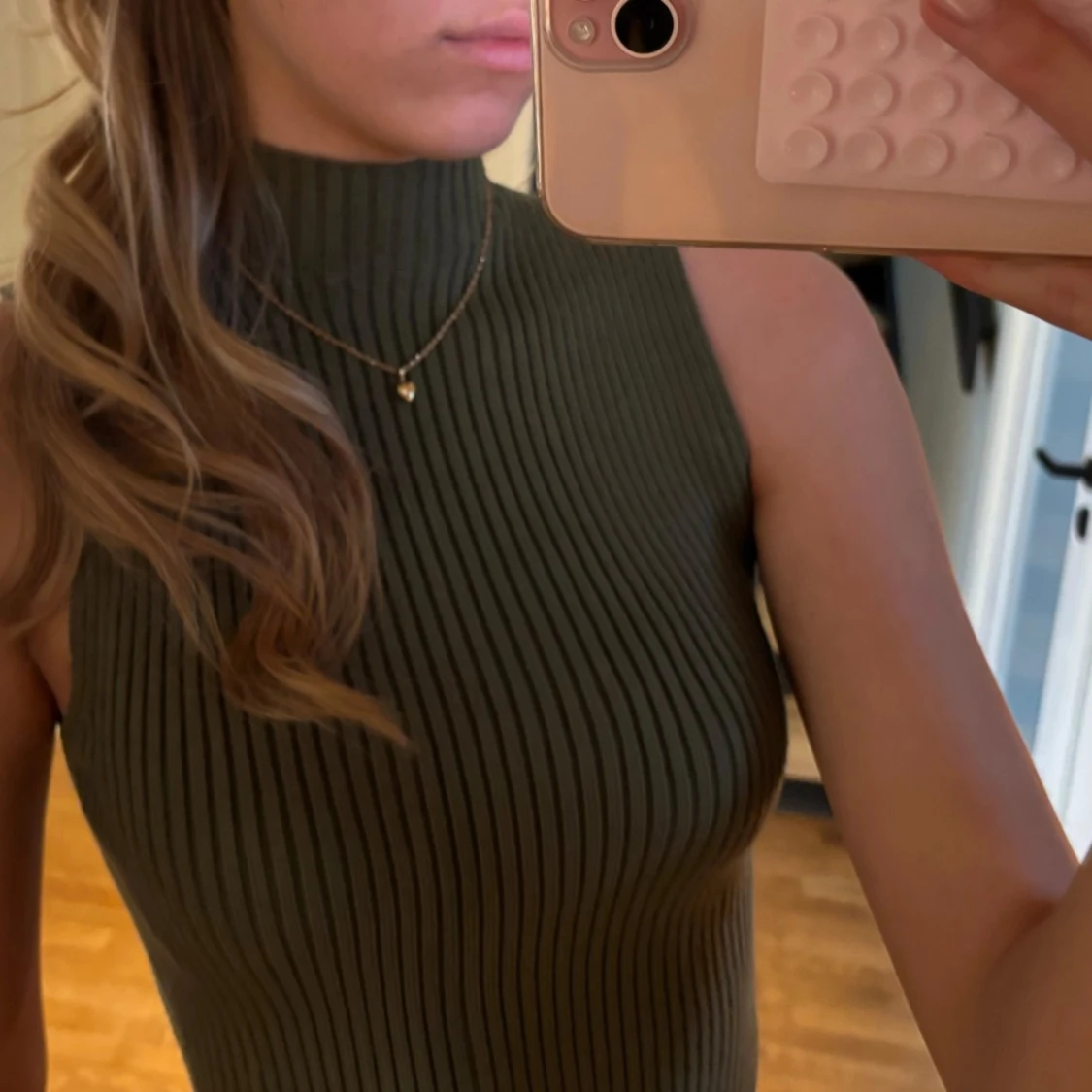 Olivgrön ribbad ärmlös polotopp - 91