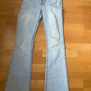 Ljusblå bootcut jeans från Gina tricot - Ljusblå jeans med bootcut-modell från Gina tricot. Klassisk femficksdesign, dragkedja och knapp framtill. Jeansen har en något utsvängd passform nedtill och är tillverkade i denim. Jeansen har en låg midja. Priset går att diskutera.