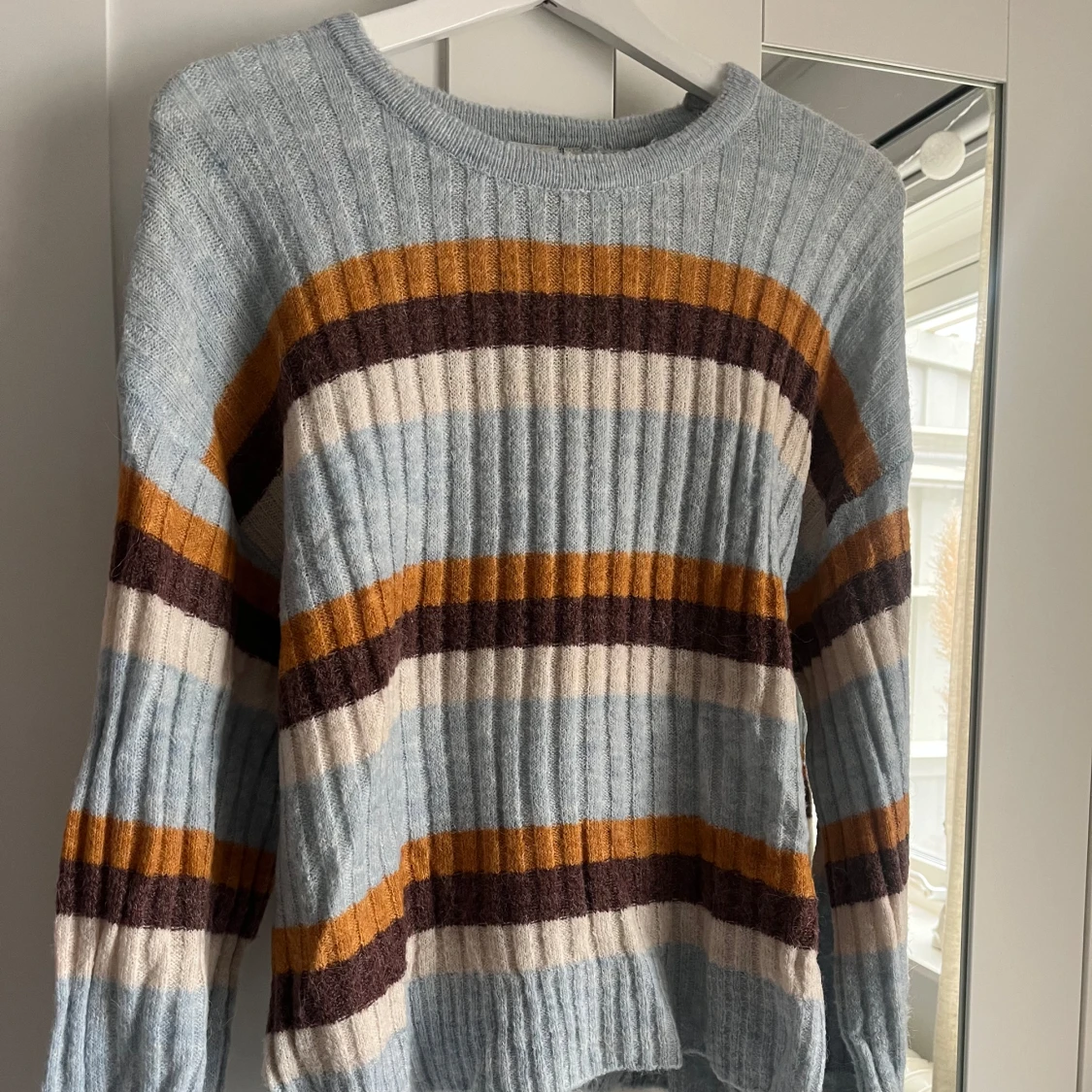 Randig ribbad stickad tröja i pastellblått från Ichi