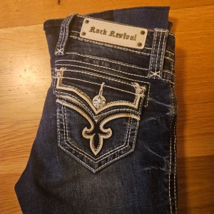 Rock Revival jeans - Mörkblå jeans från Rock Revival. Storlek 25. Skriv för fler bilder💗 låg midja o bootcut