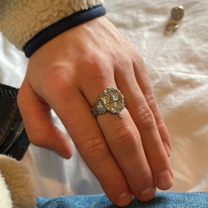HARD JEWLERY ring - Unik silverfärgad ring med en stor, detaljrik dekoration framtill. Ringen har en robust känsla och passar perfekt för dig som vill sticka ut med dina accessoarer.