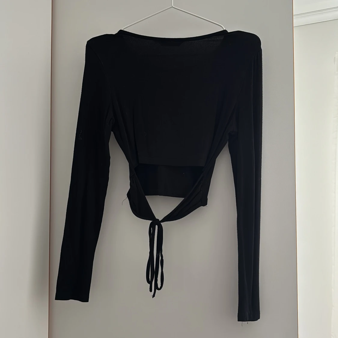 Svart långärmad croppad topp med knyt - 1