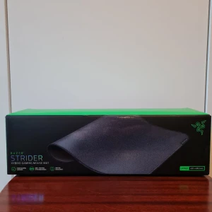 Helt ny Razer Strider Hybrid Gaming Mouse Mat - Helt ny, förpackningen är öppnad men musmattan har aldrig använts. Nypris 430kr. Obs priset är ej prutbart! Tjocklek 3mm Bredd 450mm Djup 400mm  Kan hämtas i Vallentuna eller Täby.
