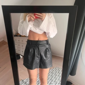 Svarta skinnshorts med hög midja - Svarta skinnshorts från zara i storlek 36