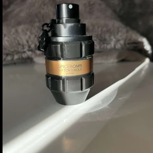 Spicebomb Extreme herrparfym från Viktor & Rolf - Spicebomb Extreme från Viktor & Rolf är en herrparfym i en unik, svart och guld granatformad flaska. Doften är kryddig och intensiv, perfekt för dig som gillar starka och varma toner. Flaskan har en metallisk finish och tydlig logotyp på etiketten.