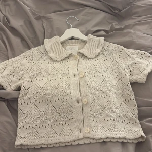 Vit stickad kofta  - Jättefin o söt stickad kortärmad tröja från Zara, den är i barnstorlek men den är xxs 