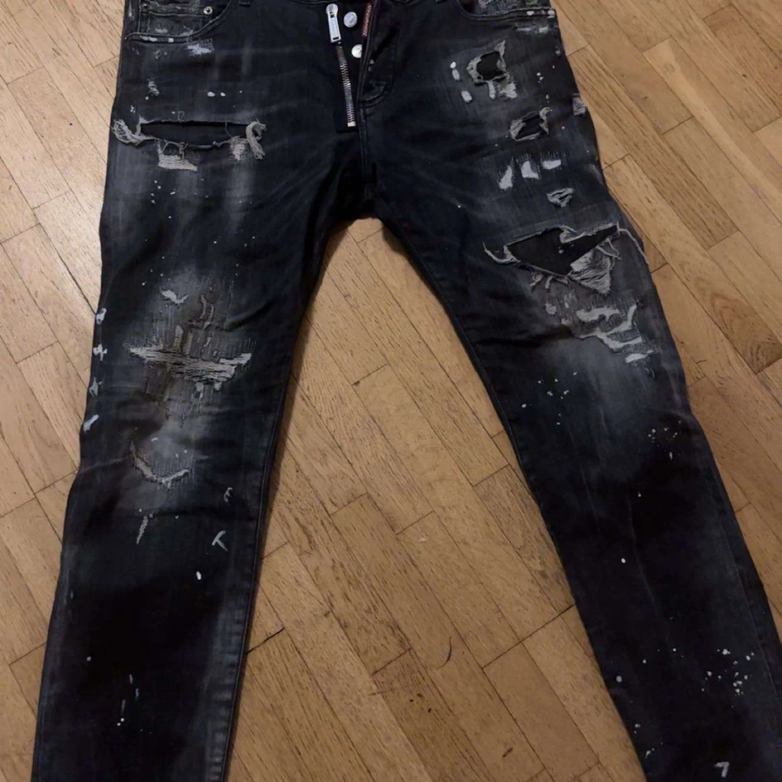 Svarta jeansbyxor från Dsquared2 med slitningar