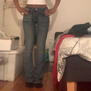 mid-rise jeans - Säljer dessa skit snygga jeans som passar till alla outfits. Dom är XXS/XS. Jag har XS och dessa sitter som en smäck. Jag är 159 cm lång. 