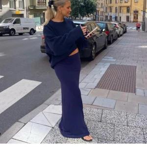 Lågmidjad marinblå kjol Nelly  - Säljer denna lågmidjade snygga marinblåa kjolen från Nelly. Storlek M. Nypris 300 kr 