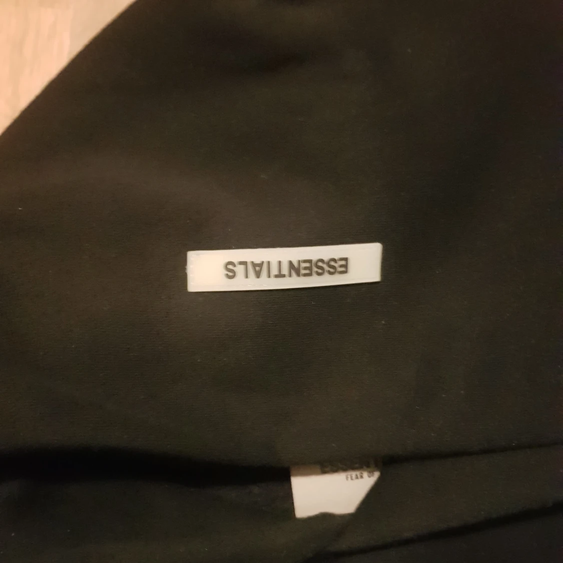 Svarta tracksuit från Essentials Fear of God med tags också  - 4