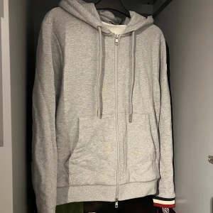 Moncler kofta - En fin grå moncler kofta. Säljs för samma orsak som den andra på min sida, då jag behöver en mindre storlek. Nfc och Qr kod fungerar och koftan är använd 2 gånger inga konstigheter alls! Hör av dig vid frågor😁👍🏽
