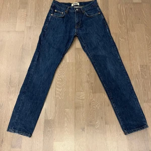 Blåa jeans från Woodbird - Blåa jeans från woodbird. Säljer då de är för små. Skick 8/10. En defekt nere vid foten. Hör av er vid frågor.