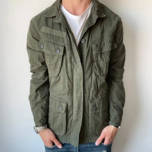 Superdry Overshirt - Extremt snygg field overshirt/jacka | Strl - S | Skick - 9/10 | Nypris - ca 1300kr | Pris ej hugget i sten, för ytterligare frågor är det bara att skriva 🗣️ Obs inte min Bild och jackan sitter större. Skulle säga som ett M