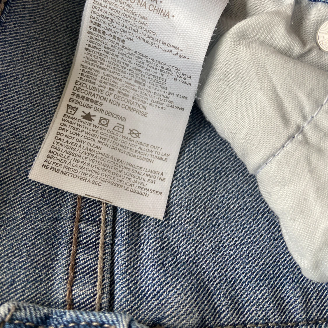 Blå jeansshorts från Levi's. Det passar bra för flickor runt 150m. - 2