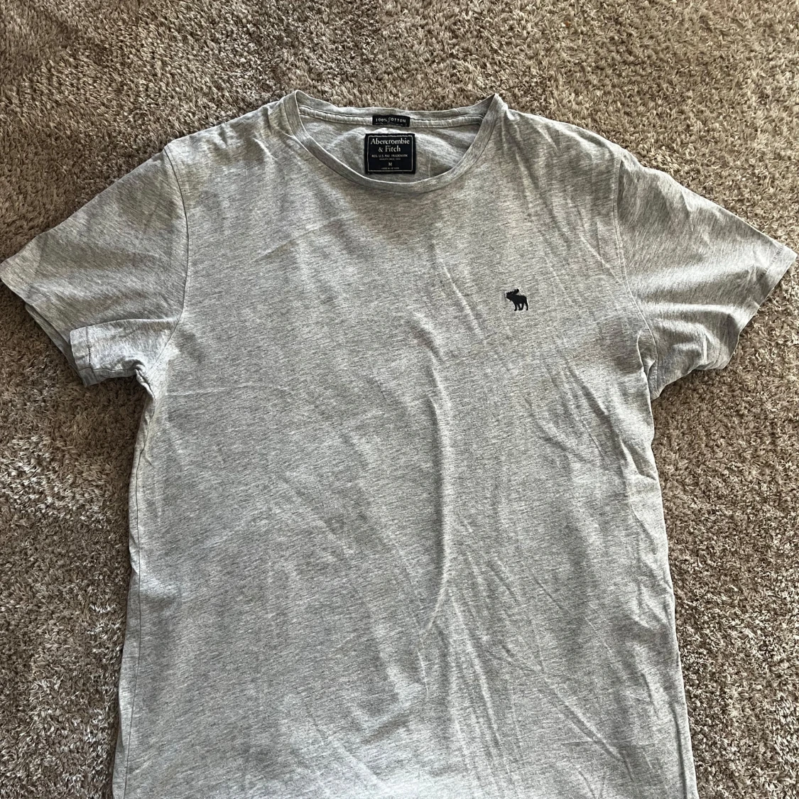 Grå t-shirt från Abercrombie & Fitch