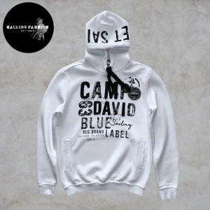 Camp David Hoodie - Säljer en riktigt snygg och unik vit Camp David hoodie i storlek M. Skicket är superbra. Grymma detaljer och fet design med tryck på både framsidan och huvan.                                                                                          ~                                                                                     Nypris ca 900–1200 kr | vårat pris 229 kr. Hör av dig om du vill ha mått eller har andra frågor. Följare får rabatt!