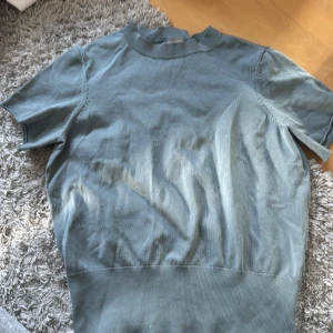 Grön kortärmad tröja - Gullig grön T-shirt med resårband längst ner 💗använd ett fåtal gånger 