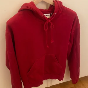 Röd oversized hoodie från Weekday - Säljer en röd hoodie från Weekday i storlek XS. Jag är 160 cm lång och bär vanligtvis XS, och den sitter oversized på mig. Bra skick, inga täcken på användning!