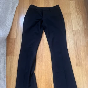 Svarta kostymbyxor från Bik Bok - Säljer ett par svarta kostymbyxor från Bik Bok😊 stl 36