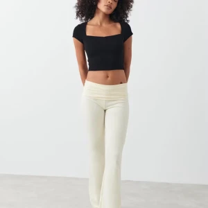 Vita byxor i mjukt material - Snygga vita byxor från Gina, använda en gång. Storlek s. Köpt för 349kr.