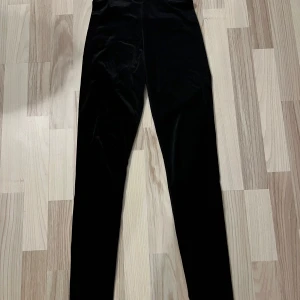 Sammetsleggins - Strl Xs. Fina leggings från Gina Tricot i sammetsmaterial på utsidan, nyskick! 