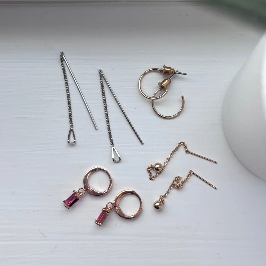 Fyra par örhängen i olika stilar