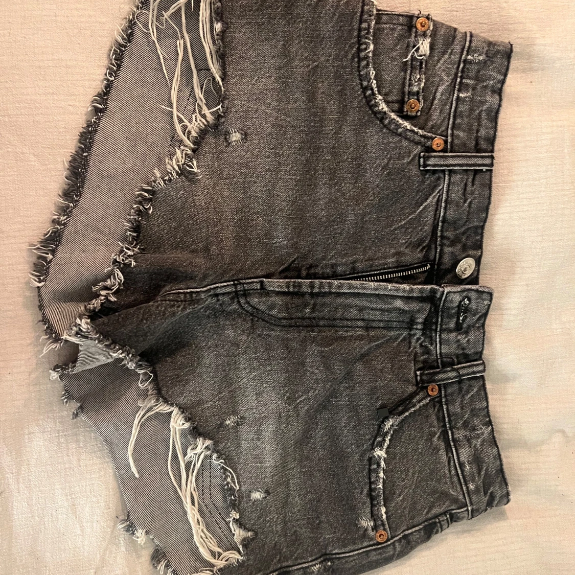 Grå jeansshorts med slitningar från ZARA - 1