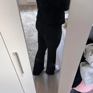 Kostymbyxor / Yoga pants -  Byxor från H&M i storlek S