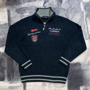 Paul & Shark stickad Quarterzip Kofta  - Säljer nu en riktigt fet stickad quarterzip kofta från Paul & Shark som är storlek XL men sitter som S/M, fråga om mått ifall du inte tror på det! Osäker om äkthet pga att jag köpte den secondhand. 