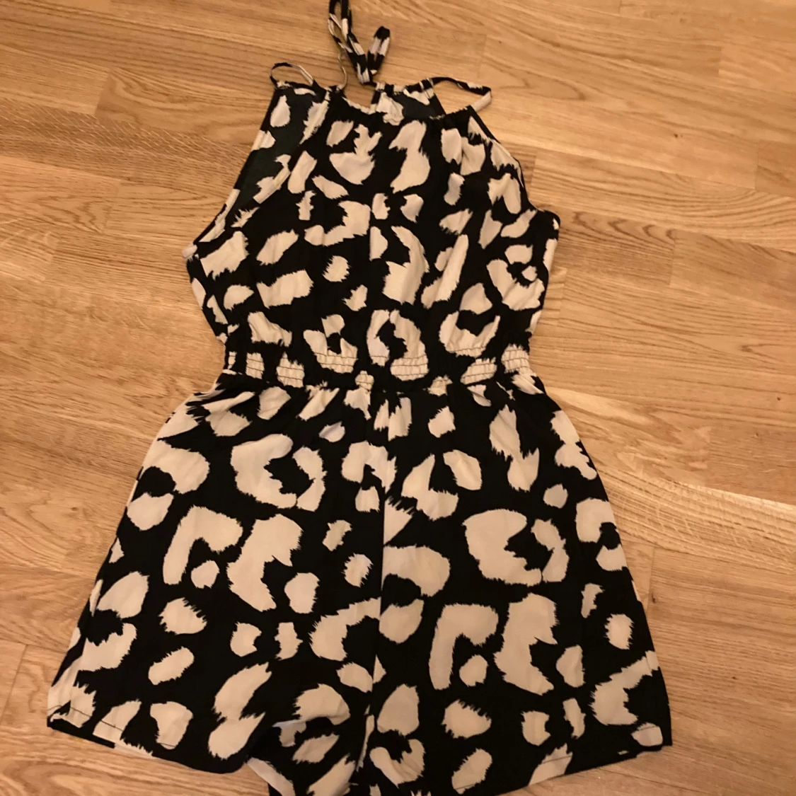 Svart och beige leopardmönstrad kort byxdress stl S - 3