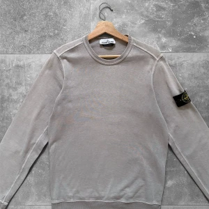 Stone Island Tröja - Super snygg Stone Island Tröja. Perfekt till våren, väldigt bekväm och stilig. Färgen är åt det gråa hållet, som på bilderna. 🧊  Perfekt skick 🌟 100% Äkta  ✅  Mått 📏  Storlek: S, passar även M Bredd: 51 Längd: 70 Ärm: 68  Enda anmärkningen är att ena armen är lite nött, som syns i sista bilden. Detta är verkligen minimalt och syns inte vid användning.   A58
