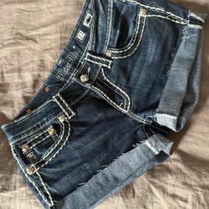 Mörkblå jeansshorts från Miss Me - Ett par Moss me short som jag har klippt i från att det var byxor innan. Fläckarna går säkert bort i tvätten och storleken är lite liten 
