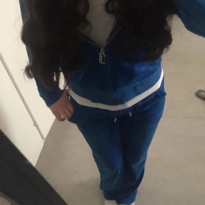 Juicy Couture set - Säljer en klassisk blå velour set från Juicy Couture💕 Tröjan är i perfekt kondition däremot är byxorna lite smutsiga lägst nere! Tröjan 549 kr och byxorna för 459