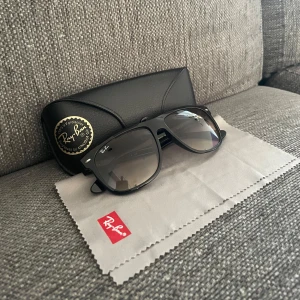 Ray Ban Boyfriend - Tja, säljer mina ruggigt snygga Ray Ban glasögon som passar perfekt nu när sommaren är på ingång, de är i den väldigt populära modellen ”Boyfriend”. De är i riktigt bra skick, storleken är 56 och solglasögonen är svarta med en liten brun toning i glaset. Hör av er vid frågor eller funderingar!🤩‼️OBS PRIORITERA POSTNORD FÖR SNABBARE LEVERANS‼️