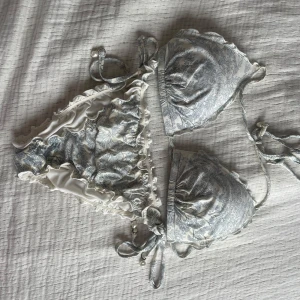 Mönstrad bikini - Mönstrad bikini från h&m i storlek M men lappen är tyvärr borta.