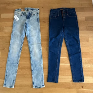 Jeans och byxor - Säljer 19 st olika jeans och byxor som tyvärr blivit för små för mig (finns fler på min profil). Perfekta för sommaren! Vissa helt nya medans vissa sparsamt använda. Vissa är i low waist och vissa i high waist. Tror även vissa är i mid waist! De flesta är i storlek 32/34 men även 25/26. Säljer helst i paketpris! Alla 19 st för 400 kr! Men det finns även möjlighet för 40 kr/st! Tveka inte att ställa frågor!