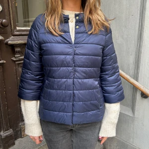 Trekvartsärmad dunjacka  - Så fin dunjacka med trekvartsärmar. Perfekt över en stickad tröja eller över en topp bara 😍