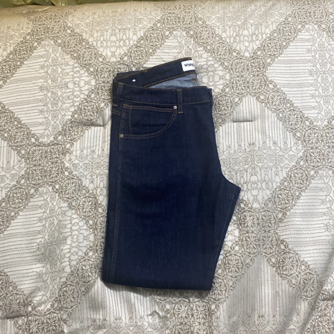 Mörkblå jeans från Wrangler